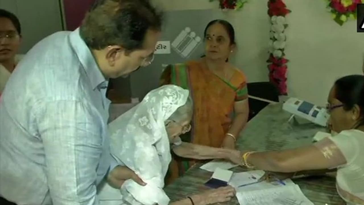 മോദിയുടെ അമ്മ ഹീരാബെൻ വോട്ട് രേഖപ്പെടുത്തി മോദിയുടെ അമ്മ ഹീരാബെൻ വോട്ട് രേഖപ്പെടുത്തി