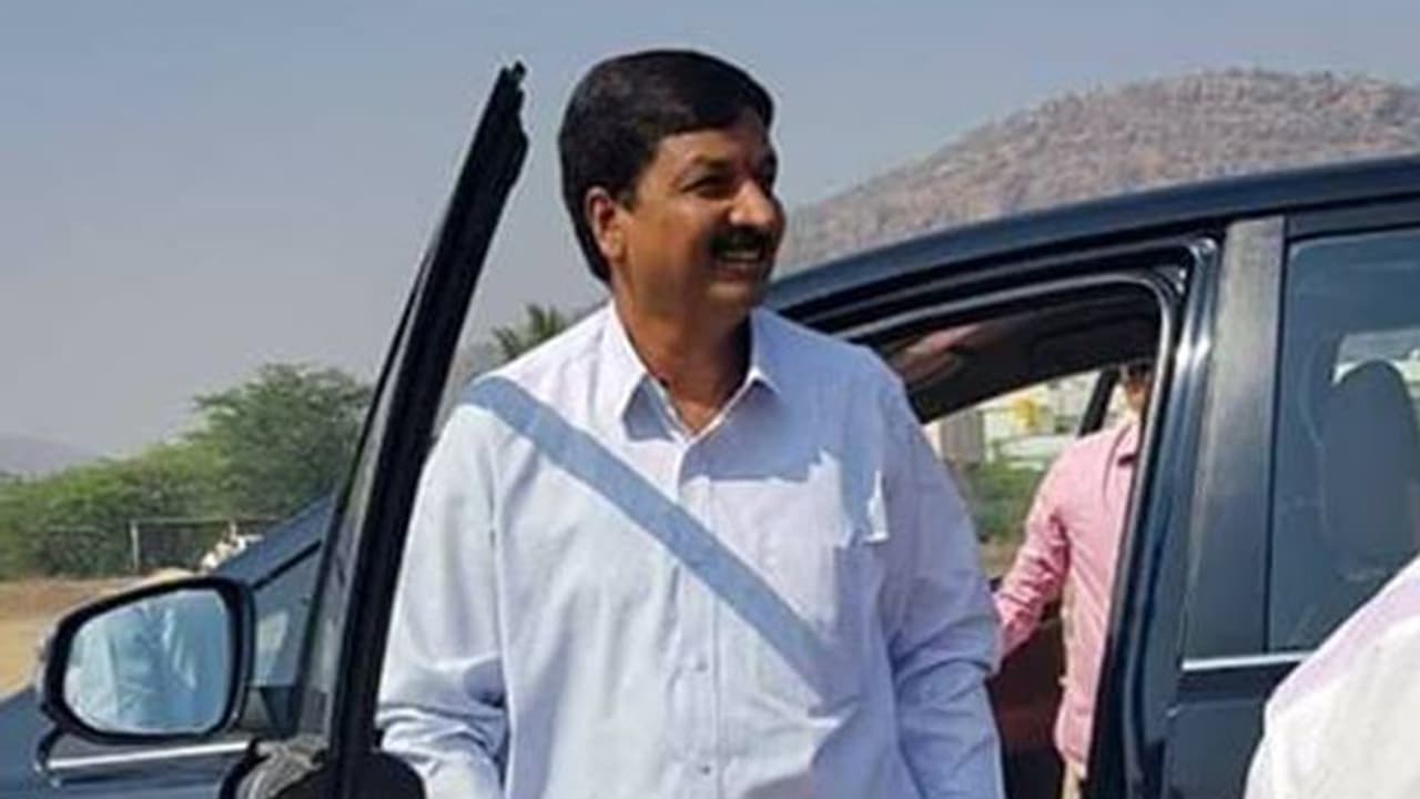 మాజీ మంత్రి రమేష్ జార్కిహోళి రాసలీలల సీడీ: సిట్ బృందం సోదాలు