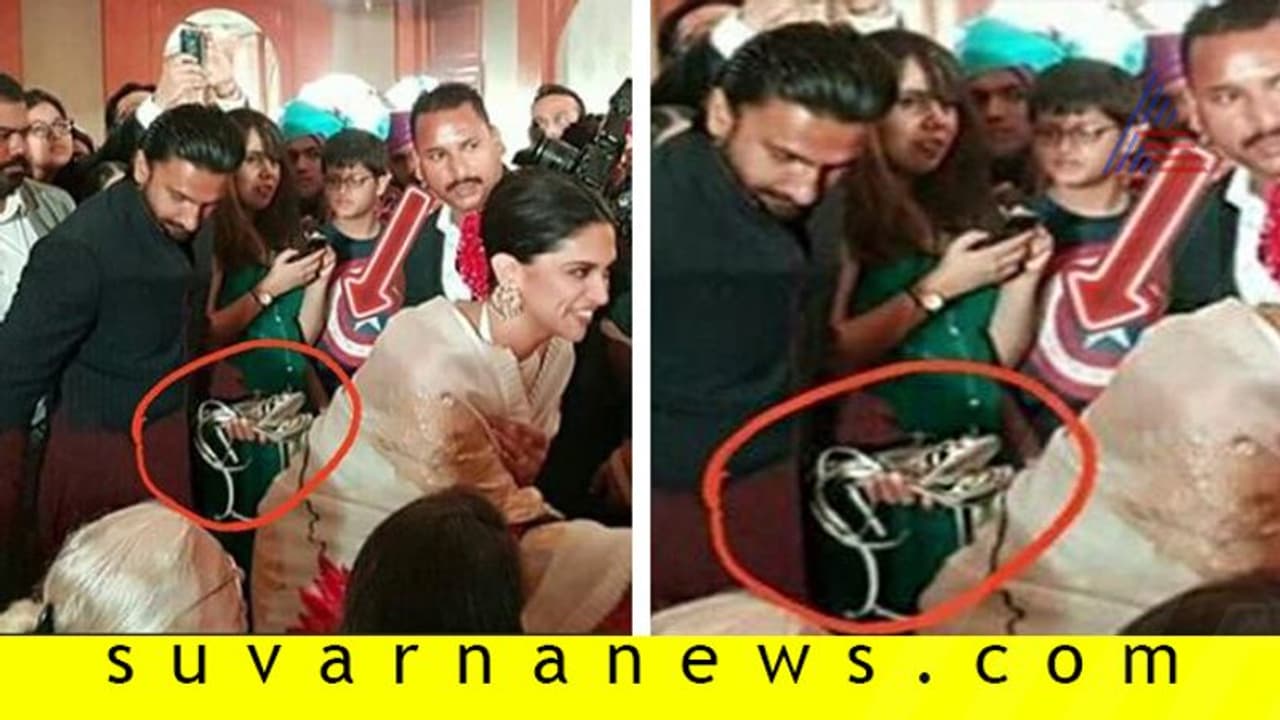 ರಣವೀರ್ ಕೈಯಲ್ಲಿ ದೀಪಿಕಾ ಚಪ್ಪಲಿ: ಏನಿದು ಫೋಟೋ ಕಥೆ? ರಣವೀರ್ ಕೈಯಲ್ಲಿ ದೀಪಿಕಾ ಚಪ್ಪಲಿ: ಏನಿದು ಫೋಟೋ ಕಥೆ?