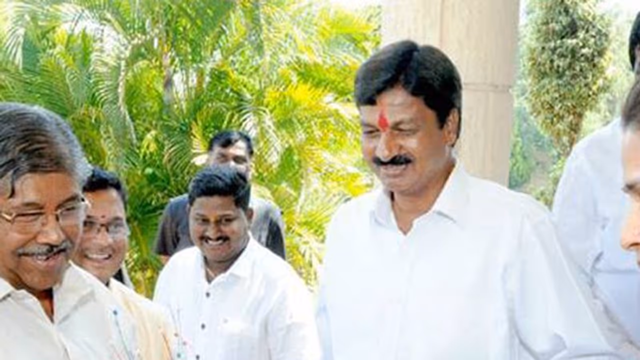 Karnataka: As a few disqualified MLAs confess BJP’s role in toppling coalition, BJP dismisses allegations Karnataka: As a few disqualified MLAs confess BJP’s role in toppling coalition, BJP dismisses allegations