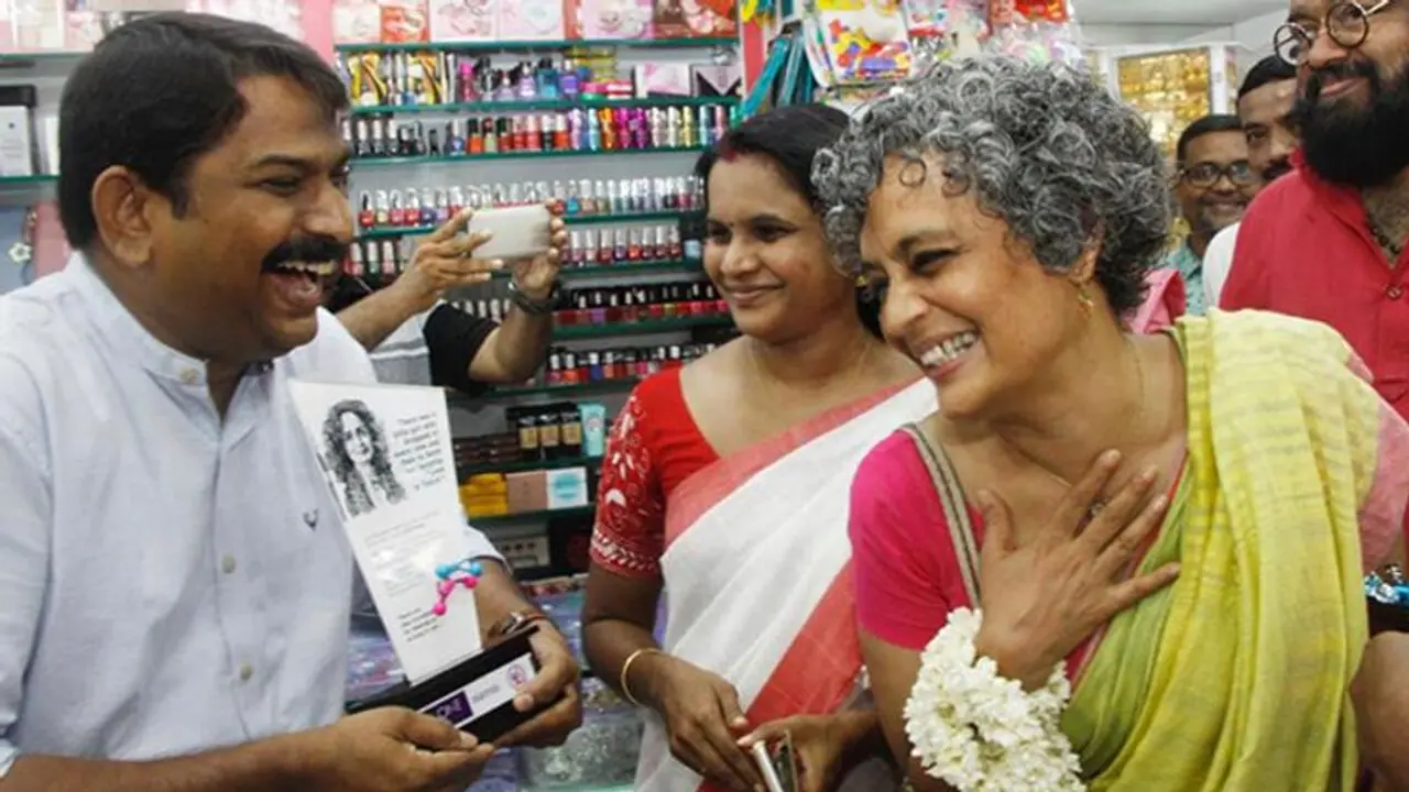 അബൂബക്കറിന്റെ ജീവിതത്തിൽ ഒരു 'ചെറിയ' സന്തോഷവുമായി അരുന്ധതി റോയ് വന്നപ്പോൾ അബൂബക്കറിന്റെ ജീവിതത്തിൽ ഒരു 'ചെറിയ' സന്തോഷവുമായി അരുന്ധതി റോയ് വന്നപ്പോൾ