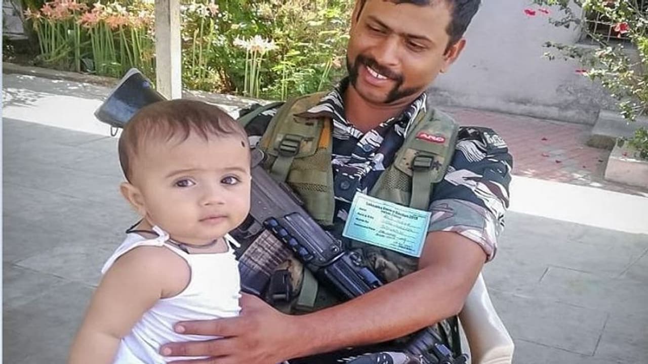 ಮತದಾನ ಮಾಡಲು ಒಳಹೋದ ಅಮ್ಮ: ಯೋಧನ ಮಡಿಲಲ್ಲಿ ಕಂದಮ್ಮ! ಮತದಾನ ಮಾಡಲು ಒಳಹೋದ ಅಮ್ಮ: ಯೋಧನ ಮಡಿಲಲ್ಲಿ ಕಂದಮ್ಮ!