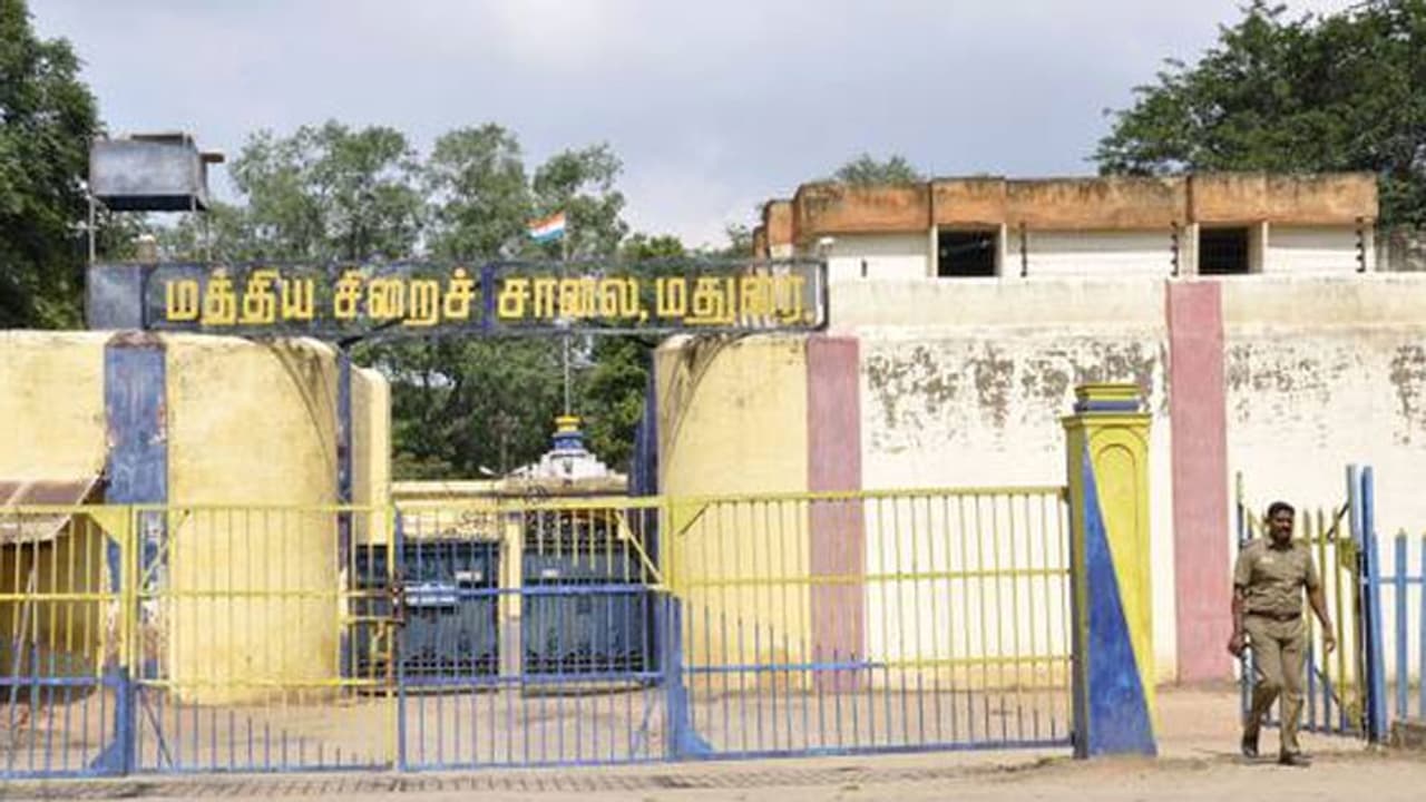 சாத்தான்குளம் சம்பவம்.. கொலை வழக்கில் கைதான இன்ஸ்பெக்டர் எஸ்ஐக்கள் போலீசார்.. மதுரை மத்திய சிறைக்கு மாற்றம்.! சாத்தான்குளம் சம்பவம்.. கொலை வழக்கில் கைதான இன்ஸ்பெக்டர் எஸ்ஐக்கள் போலீசார்.. மதுரை மத்திய சிறைக்கு மாற்றம்.!