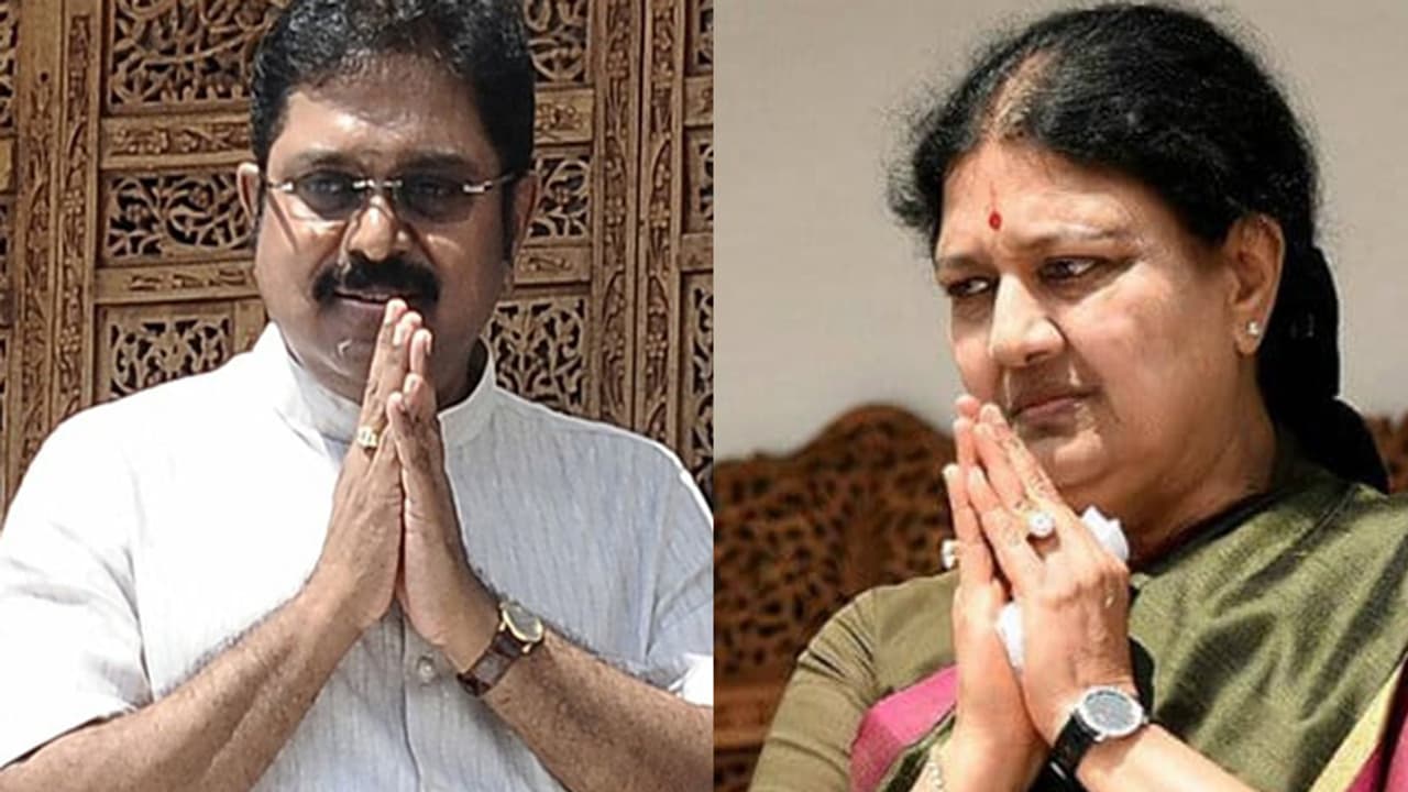 ஒண்ணு கூடுறாங்கய்யா! ஒண்ணு கூடுறாய்ங்க!: திடுதிப்புன்னு புலம்பித் தவிக்கும் தினகரன், தம்பியை உள்ளே வரச்சொல்லும் சசிகலா. ஒண்ணு கூடுறாங்கய்யா! ஒண்ணு கூடுறாய்ங்க!: திடுதிப்புன்னு புலம்பித் தவிக்கும் தினகரன், தம்பியை உள்ளே வரச்சொல்லும் சசிகலா.