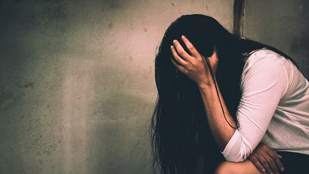 நண்பருடன் சேர்ந்து காதலியை பலாத்காரம் செய்த காதலன்... ரூம் போட்டு கொடூரம்..! நண்பருடன் சேர்ந்து காதலியை பலாத்காரம் செய்த காதலன்... ரூம் போட்டு கொடூரம்..!