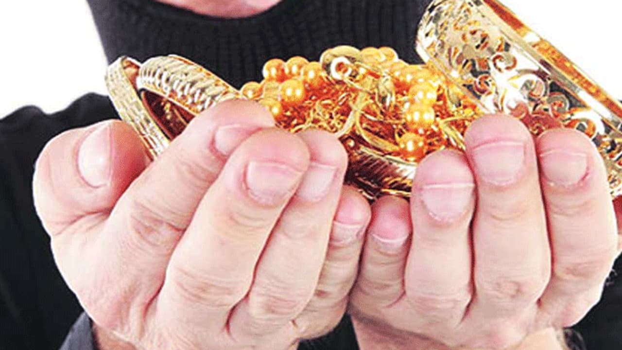 பிரபல காமெடி நடிகர் வீட்டில் 41 சவரன் நகையை ஆட்டையை போட்ட மர்ம நபர்..! பிரபல காமெடி நடிகர் வீட்டில் 41 சவரன் நகையை ஆட்டையை போட்ட மர்ம நபர்..!