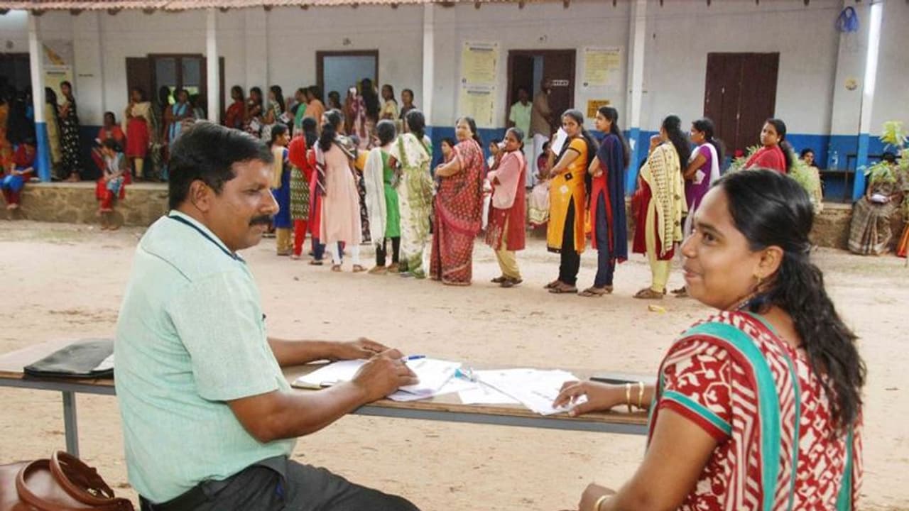 கொரோனா அச்சத்தால் வாக்குப்பதிவு குறையும் அபாயம்.. தேர்தல் ஆணையத்திற்கு ஆசிரியர்கள் பலே ஆலோசனை..