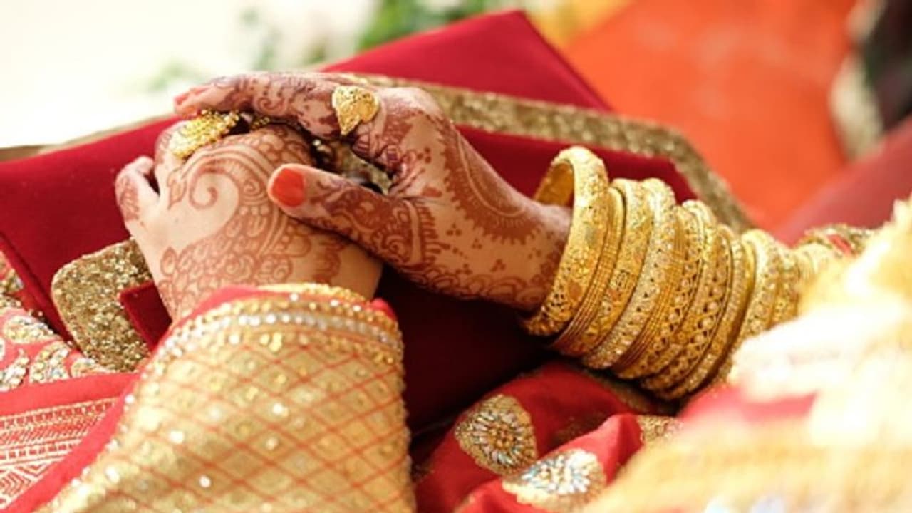 ಮದರಂಗಿ ಶಾಸ್ತ್ರ ಮುಗಿಸಿ ಮಲಗಿದ್ದ ವಧು ಮದುವೆ ದಿನ ನಾಪತ್ತೆ ಮದರಂಗಿ ಶಾಸ್ತ್ರ ಮುಗಿಸಿ ಮಲಗಿದ್ದ ವಧು ಮದುವೆ ದಿನ ನಾಪತ್ತೆ