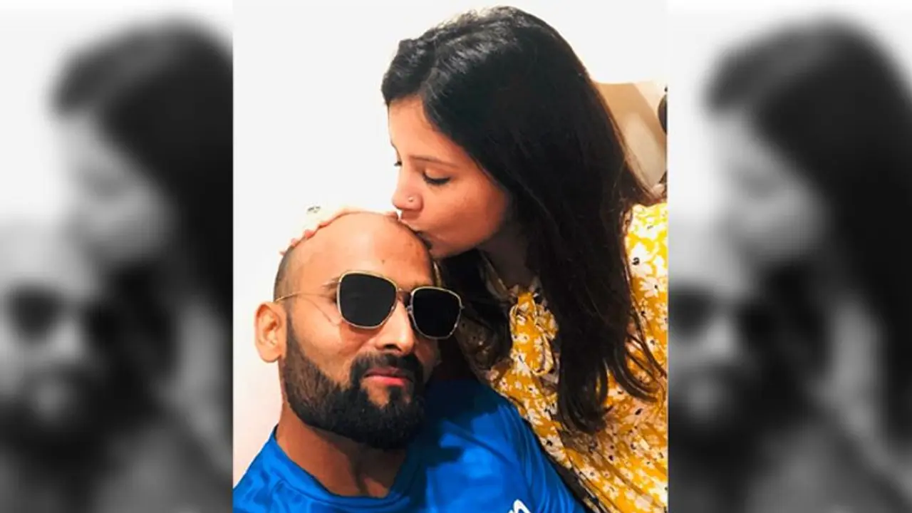 ధోనీ సహ ఆటగాడికి సాక్షి ముద్దు.. మండిపడుతున్న నెటిజన్లు ధోనీ సహ ఆటగాడికి సాక్షి ముద్దు.. మండిపడుతున్న నెటిజన్లు