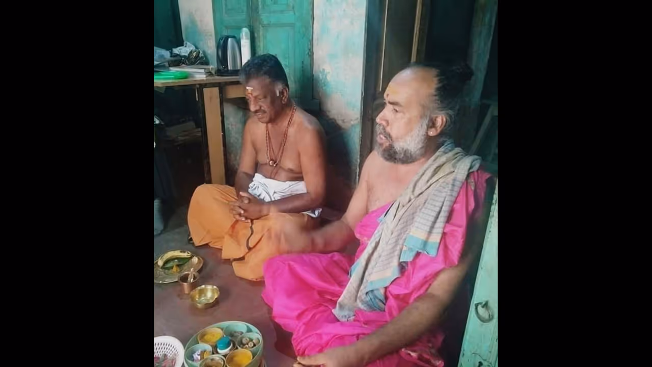 மகனின் வெற்றிக்காக காசியில் பிரார்த்தனை ! பயபக்தியுடன் ஓபிஎஸ் !! மகனின் வெற்றிக்காக காசியில் பிரார்த்தனை ! பயபக்தியுடன் ஓபிஎஸ் !!