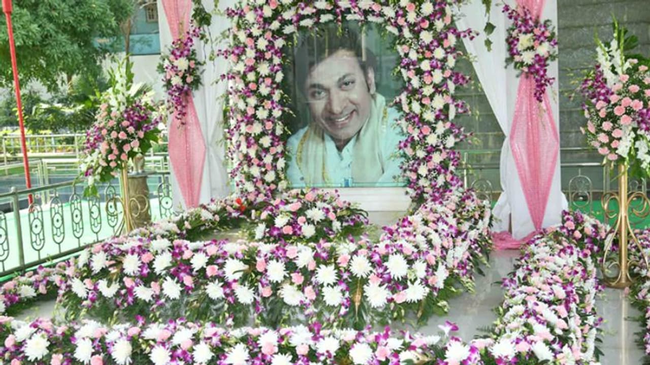 ರಾಜ್ ಸಮಾಧಿ ಸ್ಥಳದಲ್ಲಿ ರಾಜಕೀಯ : ಬೇಸರ ರಾಜ್ ಸಮಾಧಿ ಸ್ಥಳದಲ್ಲಿ ರಾಜಕೀಯ : ಬೇಸರ