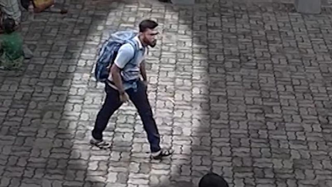 குண்டுவெடிப்புகளில் சம்பந்தப்பட்டிருக்கும் அப்துல் லத்தீப் யார்? பயங்கரவாதிகளின் குடும்பப் பின்னணி... குண்டுவெடிப்புகளில் சம்பந்தப்பட்டிருக்கும் அப்துல் லத்தீப் யார்? பயங்கரவாதிகளின் குடும்பப் பின்னணி...