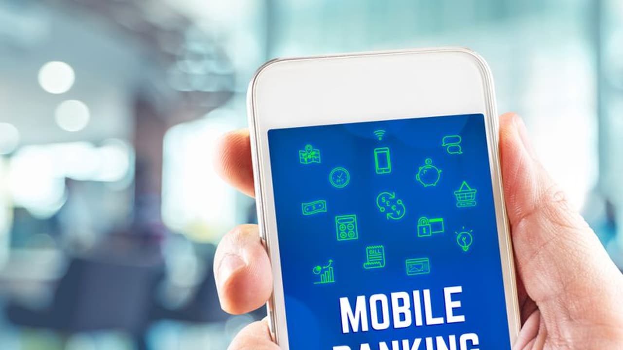 ബാങ്കുകള് അതിവേഗം മൊബൈല് ആപ്പുകളിലേക്ക് ചുരുങ്ങുന്നു: സര്വേ ബാങ്കുകള് അതിവേഗം മൊബൈല് ആപ്പുകളിലേക്ക് ചുരുങ്ങുന്നു: സര്വേ