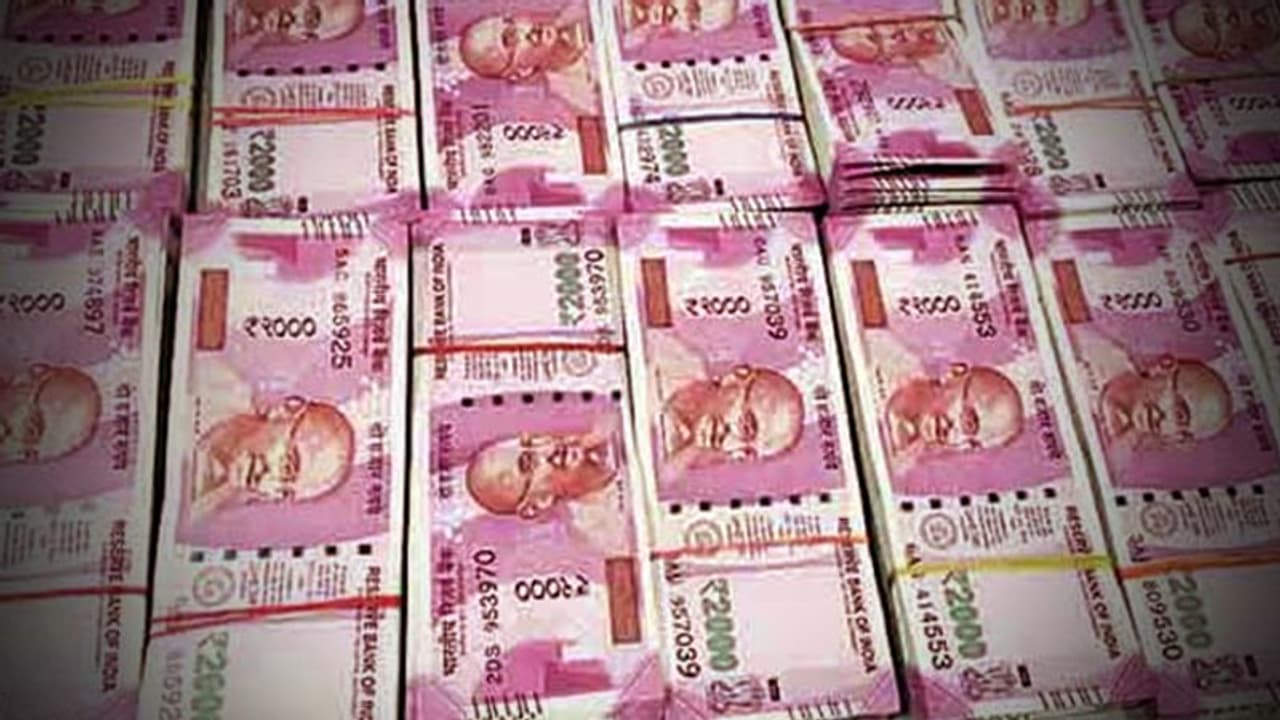 ನಾಲ್ಕು ತಿಂಗಳ ವೇತನ ಕೊಡದ್ದಕ್ಕೆ ಹಣದ ವ್ಯಾನ್‌ ಮನೆಗೆ ಒಯ್ದ!