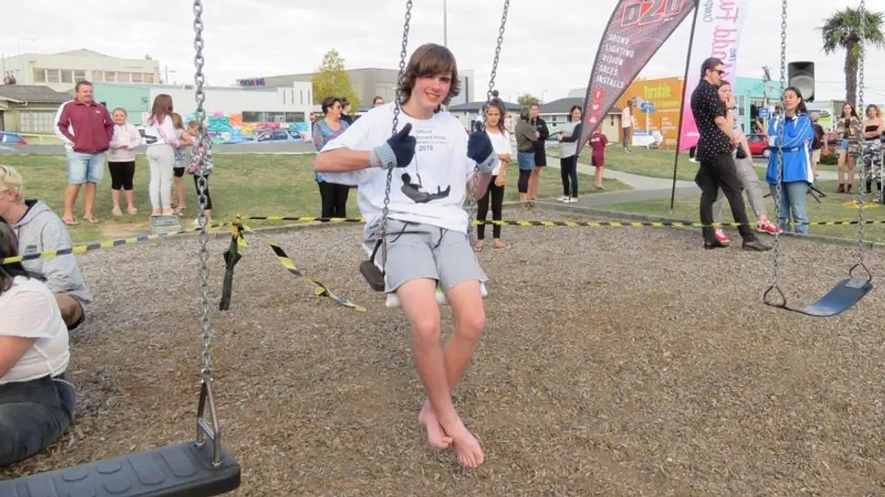 ഊഞ്ഞാലാടി..ഊഞ്ഞാലാടി..ഗിന്നസ് ബുക്കില് ഊഞ്ഞാലാടി..ഊഞ്ഞാലാടി..ഗിന്നസ് ബുക്കില്