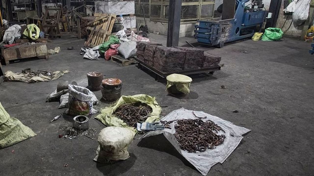 75 ஏக்கர் தென்னந்தோப்பில் வெடிகுண்டு ஆலை!! தீவிரவாதிகளுக்கு பயிற்சி... கொலை நடுங்க வைக்கும் பயங்கரம்... 75 ஏக்கர் தென்னந்தோப்பில் வெடிகுண்டு ஆலை!! தீவிரவாதிகளுக்கு பயிற்சி... கொலை நடுங்க வைக்கும் பயங்கரம்...