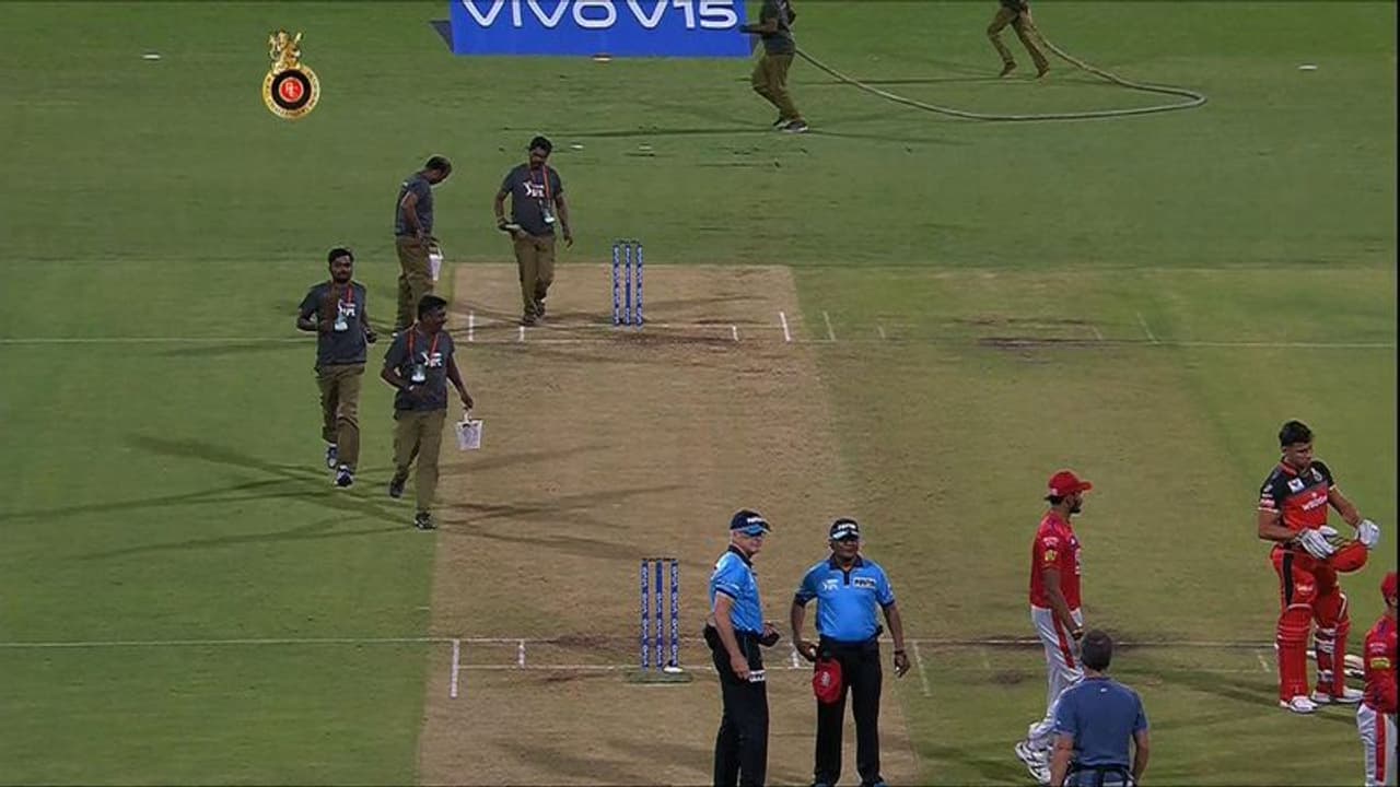 ಅಂಪೈರ್ ಮರೆವು ಬಾಲ್ಗಾಗಿ ಮೈದಾನ ಹುಡುಕಾಡಿದ RCB KXIP! ಅಂಪೈರ್ ಮರೆವು ಬಾಲ್ಗಾಗಿ ಮೈದಾನ ಹುಡುಕಾಡಿದ RCB KXIP!