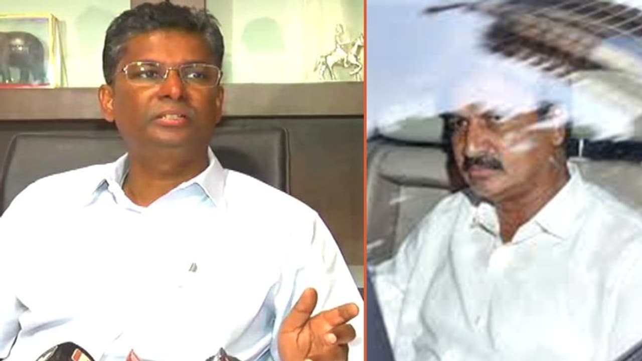 ಸತೀಶ್ ಸಾವಿರ ಎಕ್ರೆ ಭೂಮಿ ಹೊಡೆದಿದ್ದಾರೆ: ತಮ್ಮನ ವಿರುದ್ಧ ಬಾಂಬ್ ಸಿಡಿಸಿದ ಅಣ್ಣ! ಸತೀಶ್ ಸಾವಿರ ಎಕ್ರೆ ಭೂಮಿ ಹೊಡೆದಿದ್ದಾರೆ: ತಮ್ಮನ ವಿರುದ್ಧ ಬಾಂಬ್ ಸಿಡಿಸಿದ ಅಣ್ಣ!