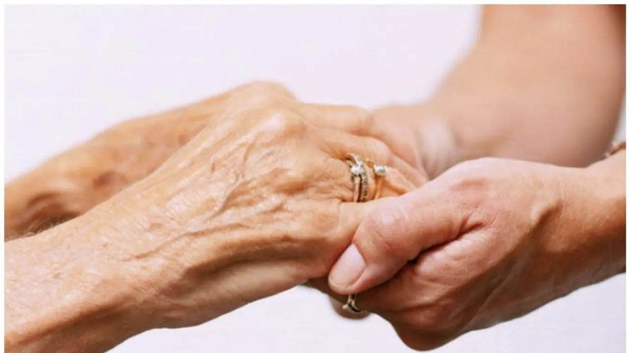 ಬಸ್ಗೆ ಕಾಯುತ್ತಿದ್ದ 90 ವರ್ಷದ ವೃದ್ಧೆಗೆ ಬೈಕ್ನಲ್ಲಿ ಲಿಫ್ಟ್, ಅತ್ಯಾಚಾರ ಎಸಗಿ ಪರಾರಿ! ಬಸ್ಗೆ ಕಾಯುತ್ತಿದ್ದ 90 ವರ್ಷದ ವೃದ್ಧೆಗೆ ಬೈಕ್ನಲ್ಲಿ ಲಿಫ್ಟ್, ಅತ್ಯಾಚಾರ ಎಸಗಿ ಪರಾರಿ!