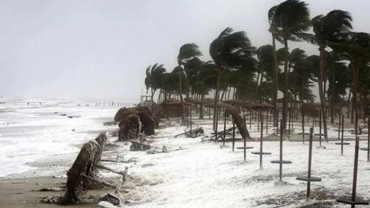 ಗುಜರಾತ್ಗೆ ನಾಳೆ 'ವಾಯು' ದಾಳಿ: ಪರಿಹಾರಕ್ಕೆ ಒಡಿಶಾ ಮೊರೆ! ಗುಜರಾತ್ಗೆ ನಾಳೆ 'ವಾಯು' ದಾಳಿ: ಪರಿಹಾರಕ್ಕೆ ಒಡಿಶಾ ಮೊರೆ!