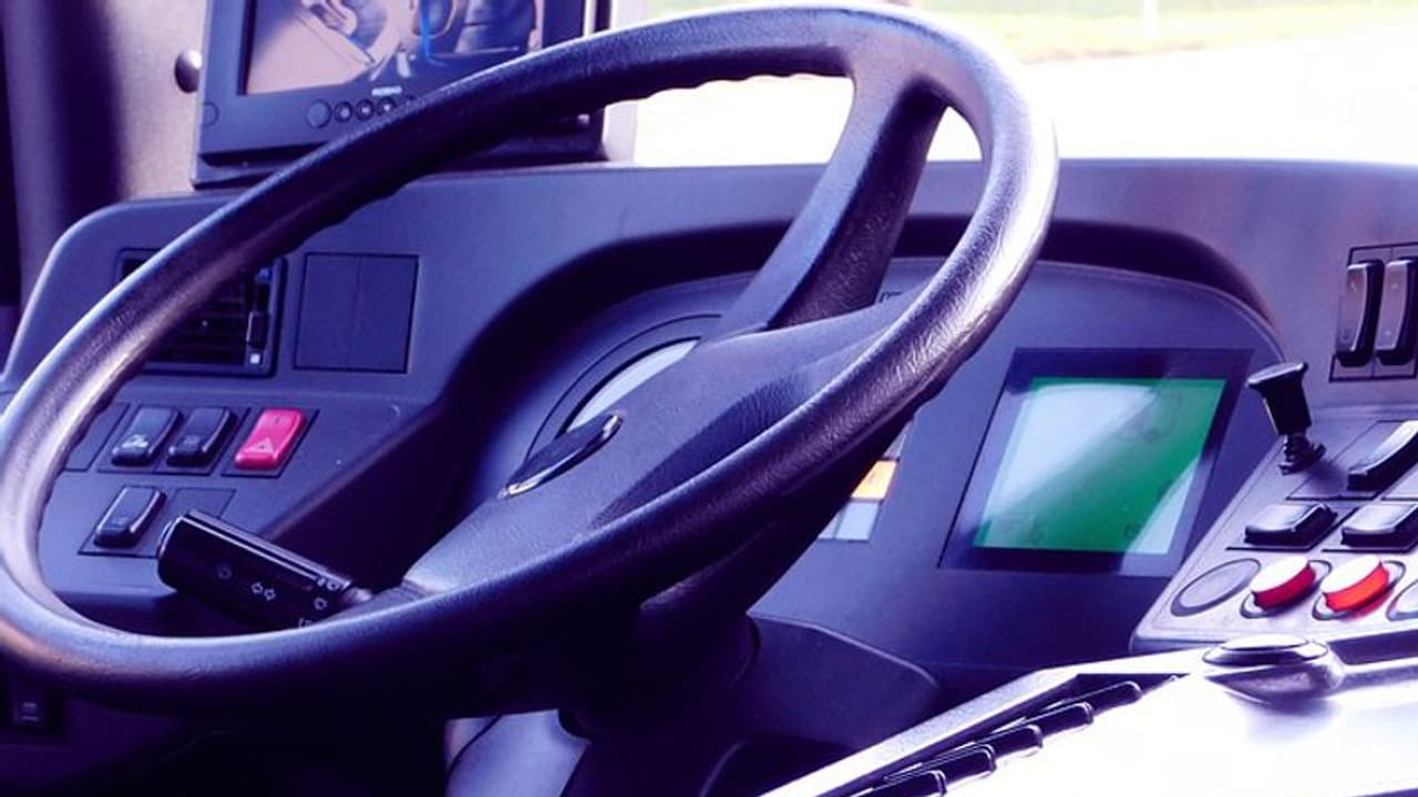 రియల్ హీరో.. గుండె నొప్పితో ప్రాణాలు పోతున్నా..చాకచక్యంతో 48 మందిని కాపాడిన బస్సు డ్రైవర్.. రియల్ హీరో.. గుండె నొప్పితో ప్రాణాలు పోతున్నా..చాకచక్యంతో 48 మందిని కాపాడిన బస్సు డ్రైవర్..