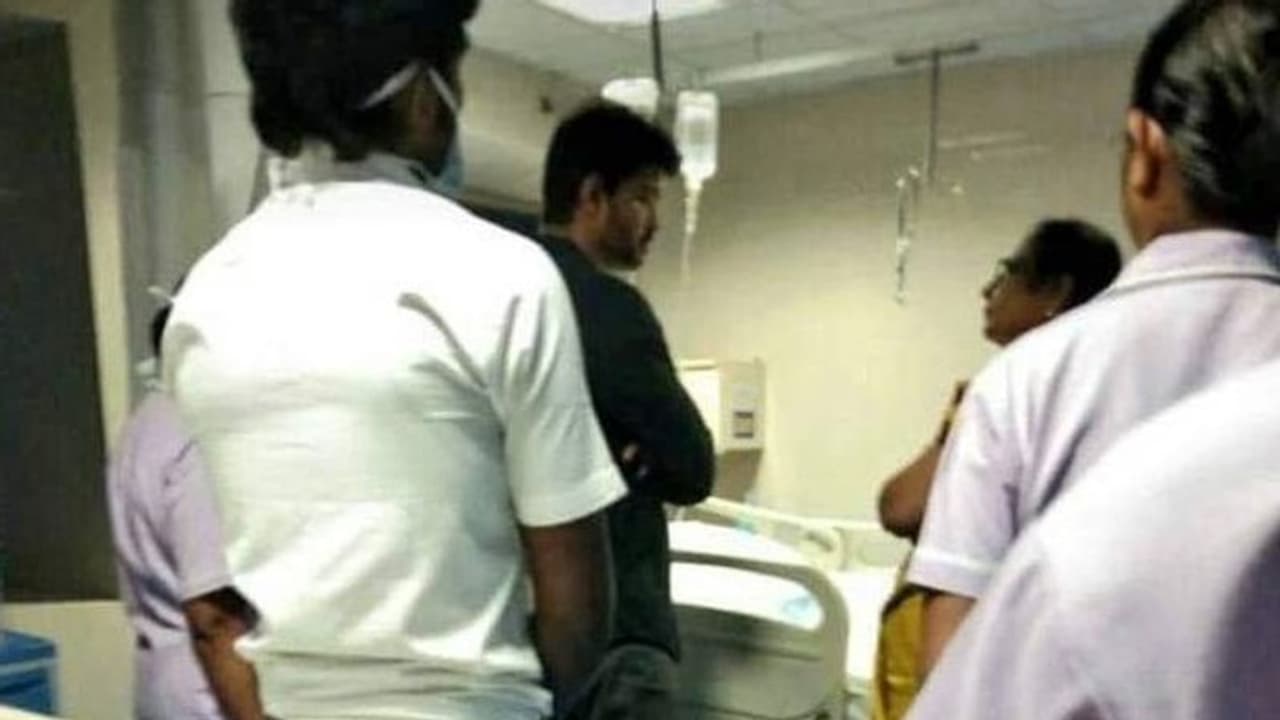 செலவை பற்றி கவலை படாதீங்க... அடிபட்ட எலெக்ட்ரீஷியனுக்கு மருத்துவமனைக்கு சென்று உதவிய விஜய்! செலவை பற்றி கவலை படாதீங்க... அடிபட்ட எலெக்ட்ரீஷியனுக்கு மருத்துவமனைக்கு சென்று உதவிய விஜய்!