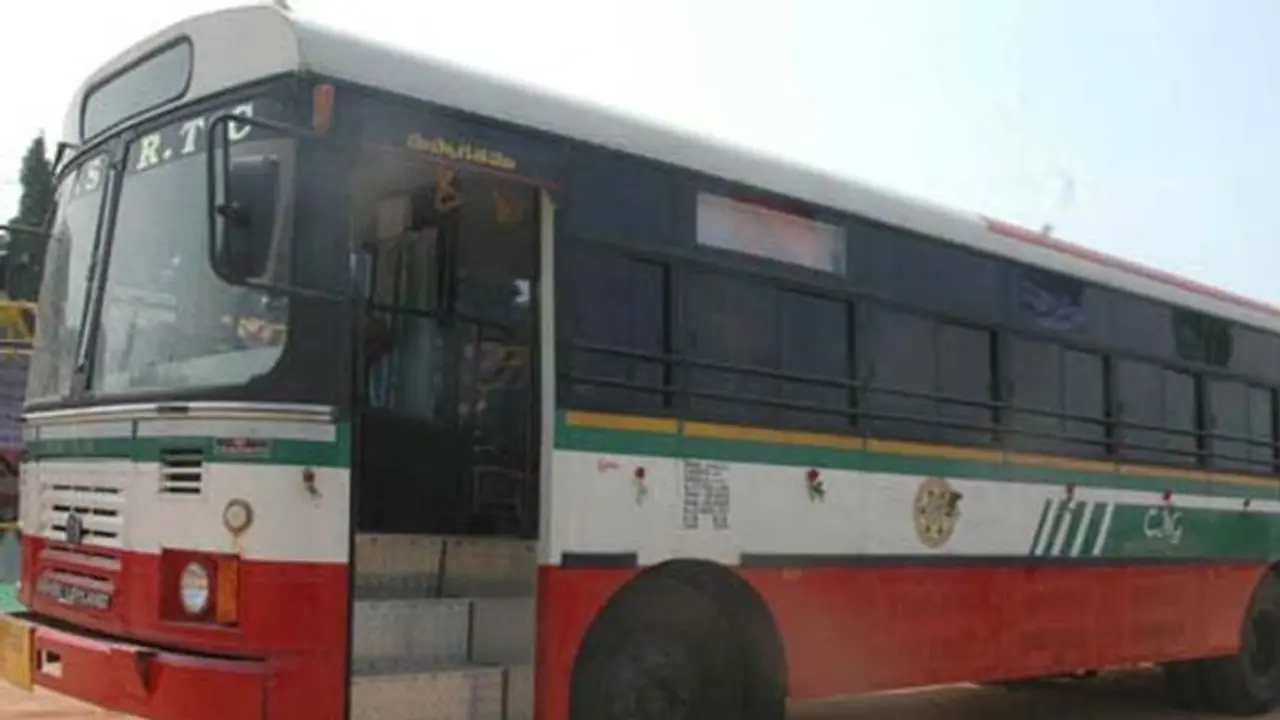 ఆర్టీసీ బస్సును ఎత్తుకెళ్లిన దొంగలు: నాందేడ్లో పట్టుకున్న పోలీసులు ఆర్టీసీ బస్సును ఎత్తుకెళ్లిన దొంగలు: నాందేడ్లో పట్టుకున్న పోలీసులు