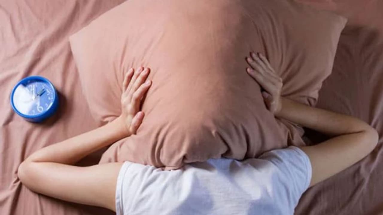 കൂര്ക്കംവലിക്കാറുണ്ടെന്ന് ഭാര്യ സമ്മതിച്ചുതരാറില്ലേ? അതിന്റെ കാരണം അറിയൂ... കൂര്ക്കംവലിക്കാറുണ്ടെന്ന് ഭാര്യ സമ്മതിച്ചുതരാറില്ലേ? അതിന്റെ കാരണം അറിയൂ...