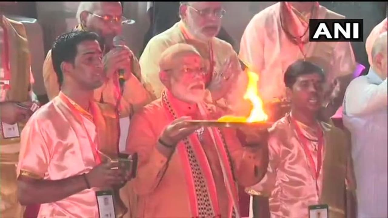ಪವಿತ್ರ ಗಂಗೆ ತಟದಲ್ಲಿ ಗಂಗಾರತಿ ಮಾಡಿದ ಪ್ರಧಾನಿ ಮೋದಿ! ಪವಿತ್ರ ಗಂಗೆ ತಟದಲ್ಲಿ ಗಂಗಾರತಿ ಮಾಡಿದ ಪ್ರಧಾನಿ ಮೋದಿ!