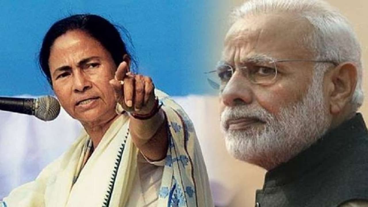 ദീദിയുടെ 40 എംഎൽമാർ ബിജെപിയ്ക്കൊപ്പമെന്ന് മോദി; ഒരു കൗൺസിലർ പോലും വരില്ലെന്ന് തൃണമൂലിന്റെ മറുപടി ദീദിയുടെ 40 എംഎൽമാർ ബിജെപിയ്ക്കൊപ്പമെന്ന് മോദി; ഒരു കൗൺസിലർ പോലും വരില്ലെന്ന് തൃണമൂലിന്റെ മറുപടി