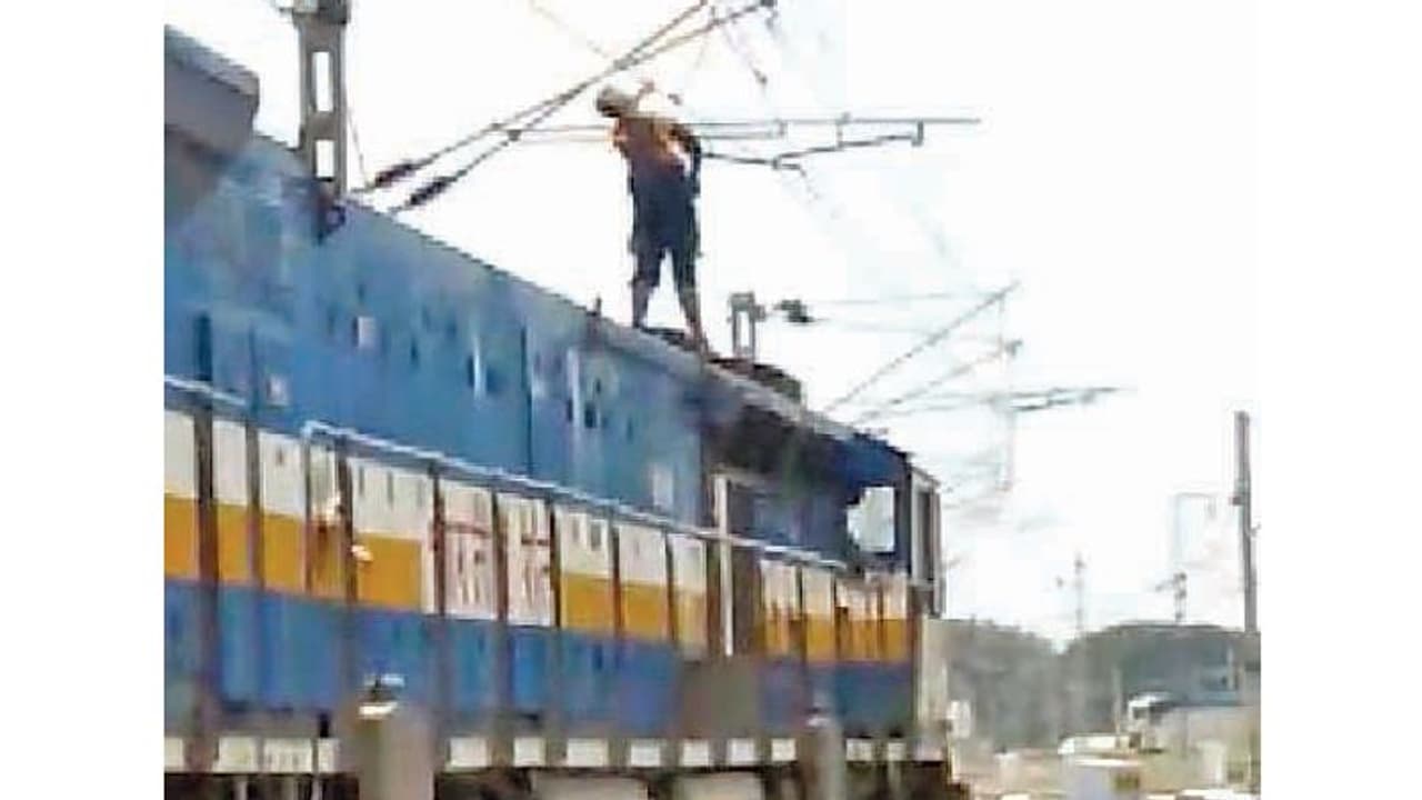 ರೈಲು ಏರಿದವ ಹೈಟೆನ್ಷನ್ ವೈರ್ ತಾಕಿ ಜೀವಂತ ಭಸ್ಮ ರೈಲು ಏರಿದವ ಹೈಟೆನ್ಷನ್ ವೈರ್ ತಾಕಿ ಜೀವಂತ ಭಸ್ಮ