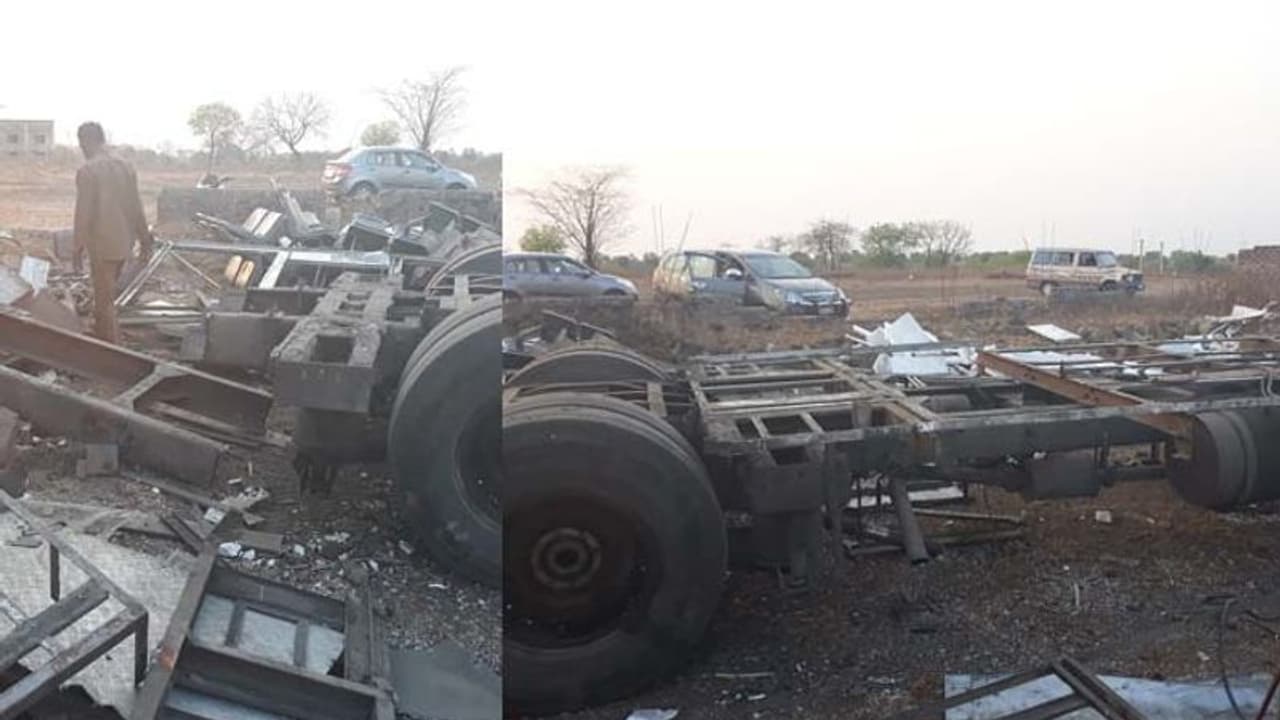 ఆర్టీసీ బస్సు చోరీ కేసు: లక్షలు విలువైన బస్సును లక్షకు అమ్మారు ఆర్టీసీ బస్సు చోరీ కేసు: లక్షలు విలువైన బస్సును లక్షకు అమ్మారు