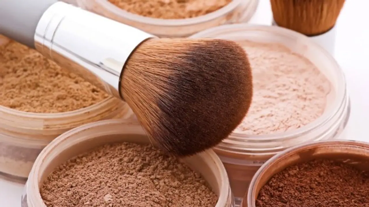 ফেস পাউডার এবং কমপ্যাক্ট পাউডারের মধ্যে পার্থক্য কী, কখন কোনটা ব্যবহার করা উচিত ফেস পাউডার এবং কমপ্যাক্ট পাউডারের মধ্যে পার্থক্য কী, কখন কোনটা ব্যবহার করা উচিত