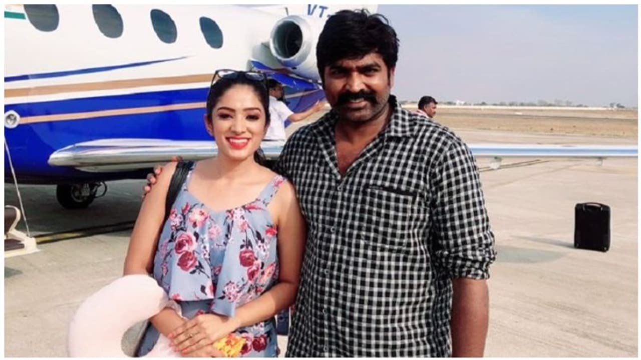 நிகழ்ச்சி தொகுப்பாளினியுடன் மதுரைக்கு தனி விமானத்தில் பறந்த விஜய் சேதுபதி... நிகழ்ச்சி தொகுப்பாளினியுடன் மதுரைக்கு தனி விமானத்தில் பறந்த விஜய் சேதுபதி...