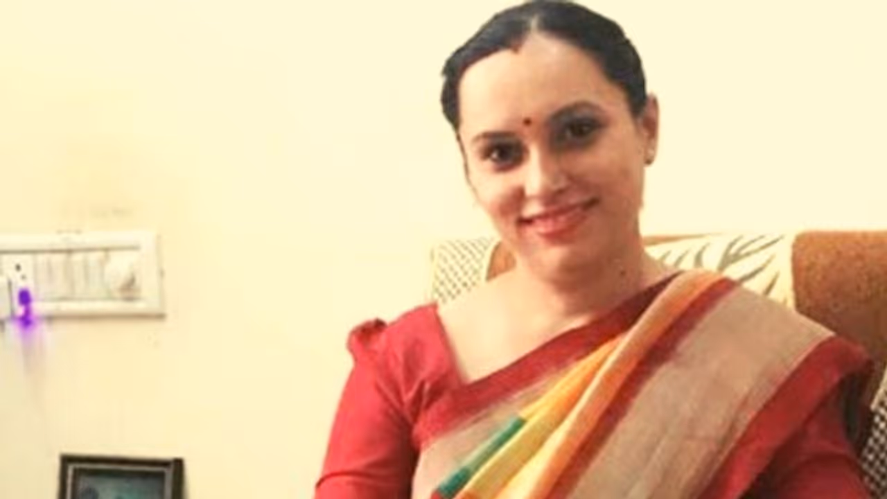 സ്ത്രീധനത്തിന്റെ പേരിൽ ഭർത്താവ് ഉപേക്ഷിച്ചു, ഐഎഎസ് നേടി പ്രതികാരം വീട്ടി ഭാര്യ സ്ത്രീധനത്തിന്റെ പേരിൽ ഭർത്താവ് ഉപേക്ഷിച്ചു, ഐഎഎസ് നേടി പ്രതികാരം വീട്ടി ഭാര്യ