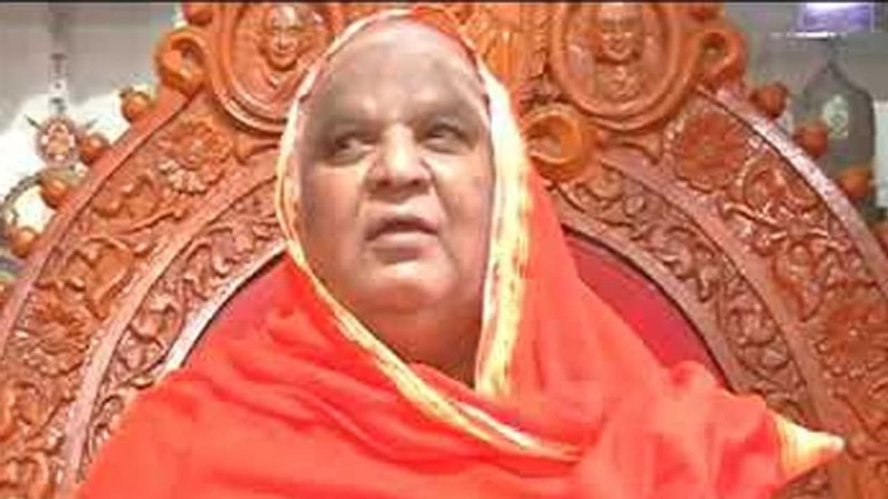 ಭವಿಷ್ಯ ನುಡಿಯುವ ಕೋಡಿ ಮಠದ ಶ್ರೀಗಳಿಂದ ಜೋಳಿಗೆ ಹಿಡಿದು ಭಿಕ್ಷಾಟನೆ ಭವಿಷ್ಯ ನುಡಿಯುವ ಕೋಡಿ ಮಠದ ಶ್ರೀಗಳಿಂದ ಜೋಳಿಗೆ ಹಿಡಿದು ಭಿಕ್ಷಾಟನೆ