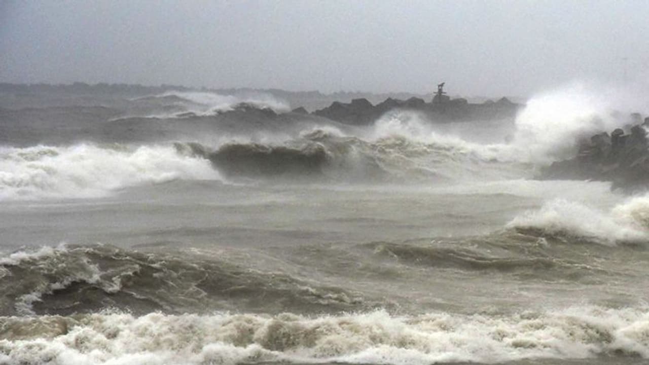 ಫಣಿ ಚಂಡಮಾರುತ ಭೀತಿ: ಕರ್ನಾಟಕಕ್ಕೆ ಇದೆಯಾ ಆತಂಕ? ಫಣಿ ಚಂಡಮಾರುತ ಭೀತಿ: ಕರ್ನಾಟಕಕ್ಕೆ ಇದೆಯಾ ಆತಂಕ?