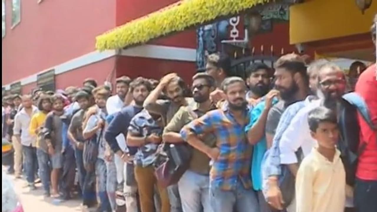 ಕೆಜಿಎಫ್ 2 ಆಡಿಶನ್ ಸಾವಿರಾರು ಸಂಖ್ಯೆಯಲ್ಲಿ ಜಮಾಯಿಸಿದ ಜನ ಕೆಜಿಎಫ್ 2 ಆಡಿಶನ್ ಸಾವಿರಾರು ಸಂಖ್ಯೆಯಲ್ಲಿ ಜಮಾಯಿಸಿದ ಜನ