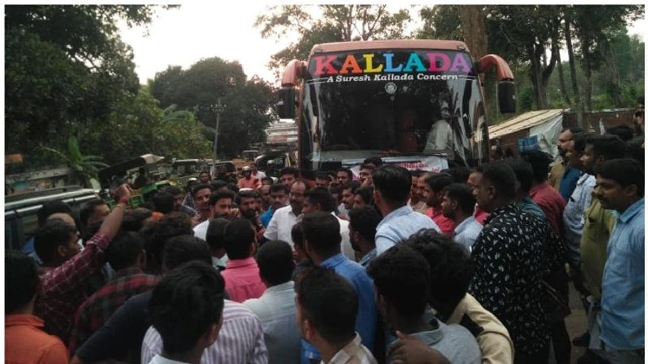 'കല്ലട എഫക്ട്': വന്കിട സ്വകാര്യബസുകള്ക്ക് 'പെറ്റി' പൂട്ടിട്ട് സര്ക്കാര്; ഖജനാവിലെത്തിയത് കോടികള് 'കല്ലട എഫക്ട്': വന്കിട സ്വകാര്യബസുകള്ക്ക് 'പെറ്റി' പൂട്ടിട്ട് സര്ക്കാര്; ഖജനാവിലെത്തിയത് കോടികള്