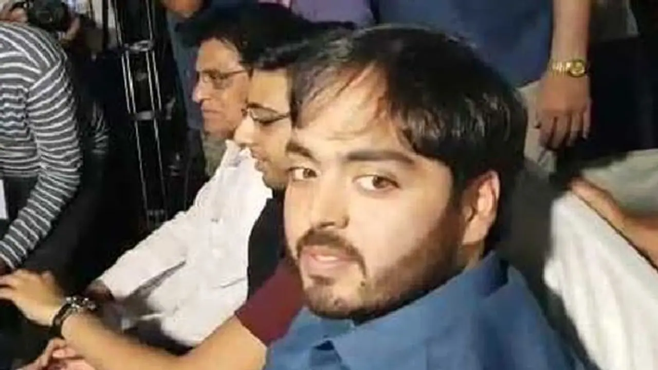 ಮುಕೇಶ್ ಅಂಬಾನಿ ಕಾಂಗ್ರೆಸ್ ಬೆಂಬಲ: ಪುತ್ರ ಅನಂತ್ ಬಿಜೆಪಿಗೆ ಜೈಕಾರ ಮುಕೇಶ್ ಅಂಬಾನಿ ಕಾಂಗ್ರೆಸ್ ಬೆಂಬಲ: ಪುತ್ರ ಅನಂತ್ ಬಿಜೆಪಿಗೆ ಜೈಕಾರ