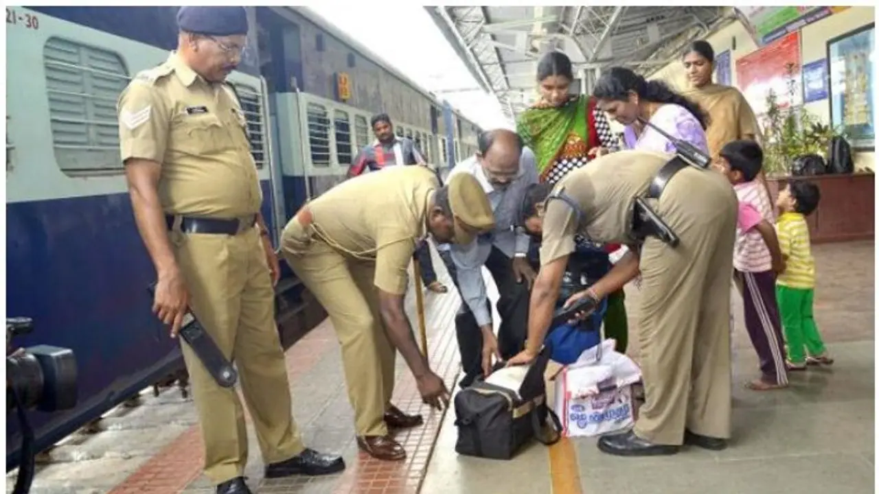 பாபர் மசூதி இடிப்பு தினம்..! வாகன சோதனையில் போலீசார்.. பதற்றமான இடங்களில் தீவிர கண்காணிப்பு பாபர் மசூதி இடிப்பு தினம்..! வாகன சோதனையில் போலீசார்.. பதற்றமான இடங்களில் தீவிர கண்காணிப்பு