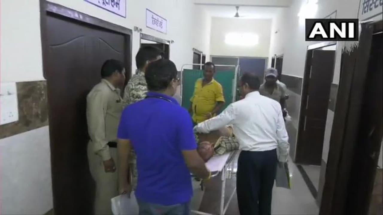 వాహనం బోల్తా: 8 మంది మృతి, 16 మందికి గాయాలు వాహనం బోల్తా: 8 మంది మృతి, 16 మందికి గాయాలు