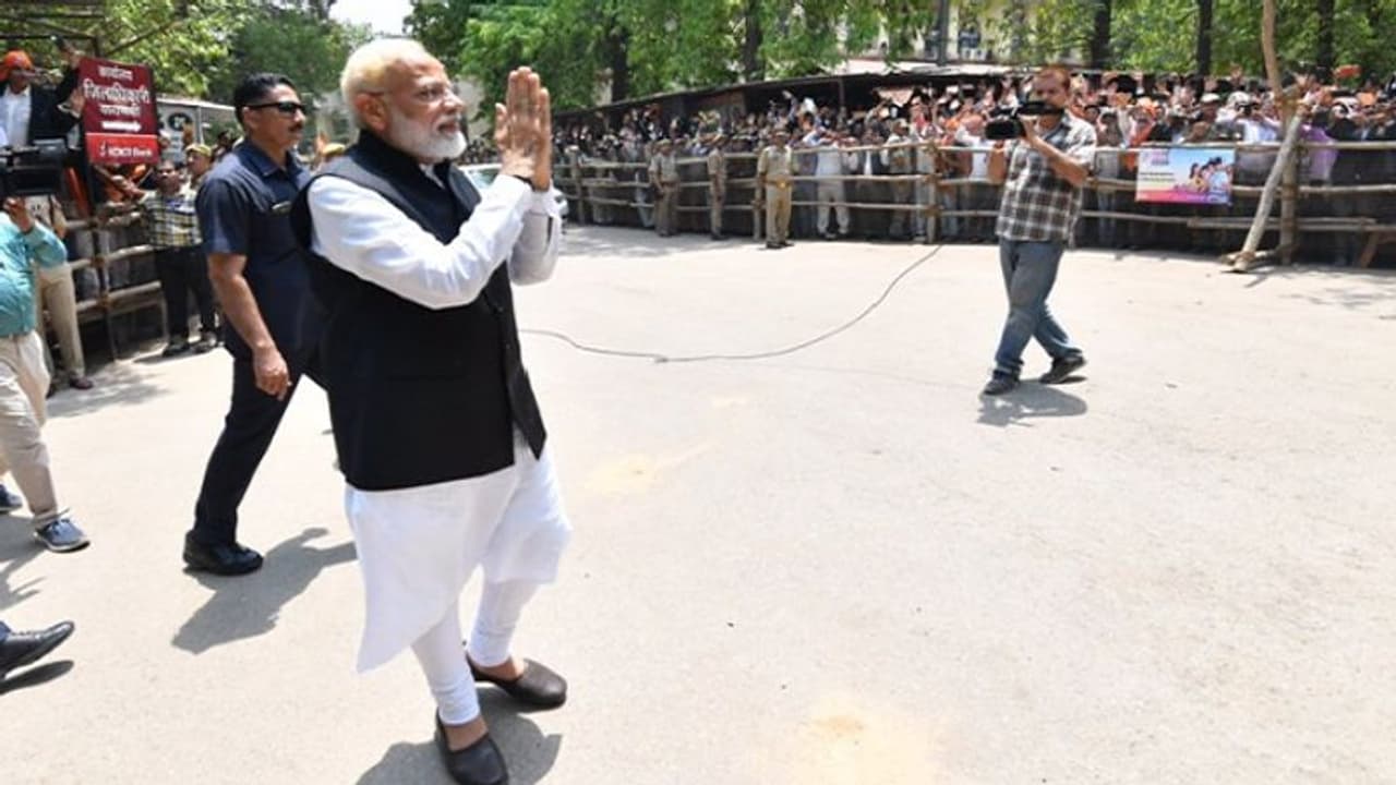 ಖರ್ಚಿಲ್ಲದೇ ಎಲೆಕ್ಷನ್ ಗೆಲ್ಲಲು ಕಾರ್ಯಕರ್ತರಿಗೆ ಮೋದಿ ಸೂತ್ರ ಖರ್ಚಿಲ್ಲದೇ ಎಲೆಕ್ಷನ್ ಗೆಲ್ಲಲು ಕಾರ್ಯಕರ್ತರಿಗೆ ಮೋದಿ ಸೂತ್ರ