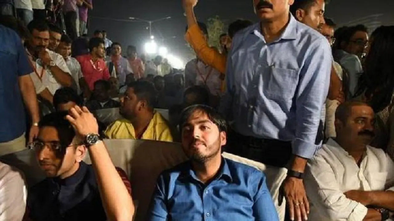 आखिर क्या है अंबानी परिवार की रणनीति, पिता कांग्रेस के साथ तो बेटा बीजेपी के मंच पर