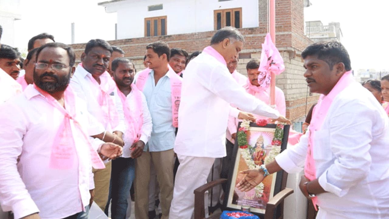 టీఆర్ఎస్ ఆవిర్భావ వేడుకల్లో హరీష్ రావు టీఆర్ఎస్ ఆవిర్భావ వేడుకల్లో హరీష్ రావు