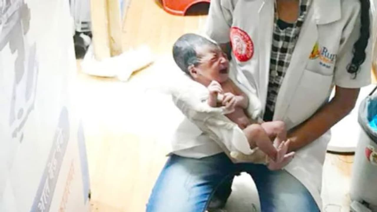 റെയില്വേ സ്റ്റേഷനിലെ 'ഒരു രൂപാ ക്ലിനിക്കി'ല് സുഖപ്രസവം; യുവതിയെ കാത്തത് നിയമം! റെയില്വേ സ്റ്റേഷനിലെ 'ഒരു രൂപാ ക്ലിനിക്കി'ല് സുഖപ്രസവം; യുവതിയെ കാത്തത് നിയമം!