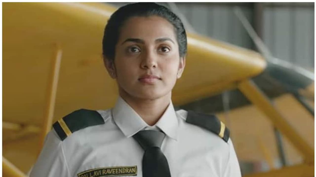 ഉയരെ പറക്കുന്ന പാര്വതി; കയ്യടിച്ച് താരങ്ങളും പ്രേക്ഷകരും ഉയരെ പറക്കുന്ന പാര്വതി; കയ്യടിച്ച് താരങ്ങളും പ്രേക്ഷകരും