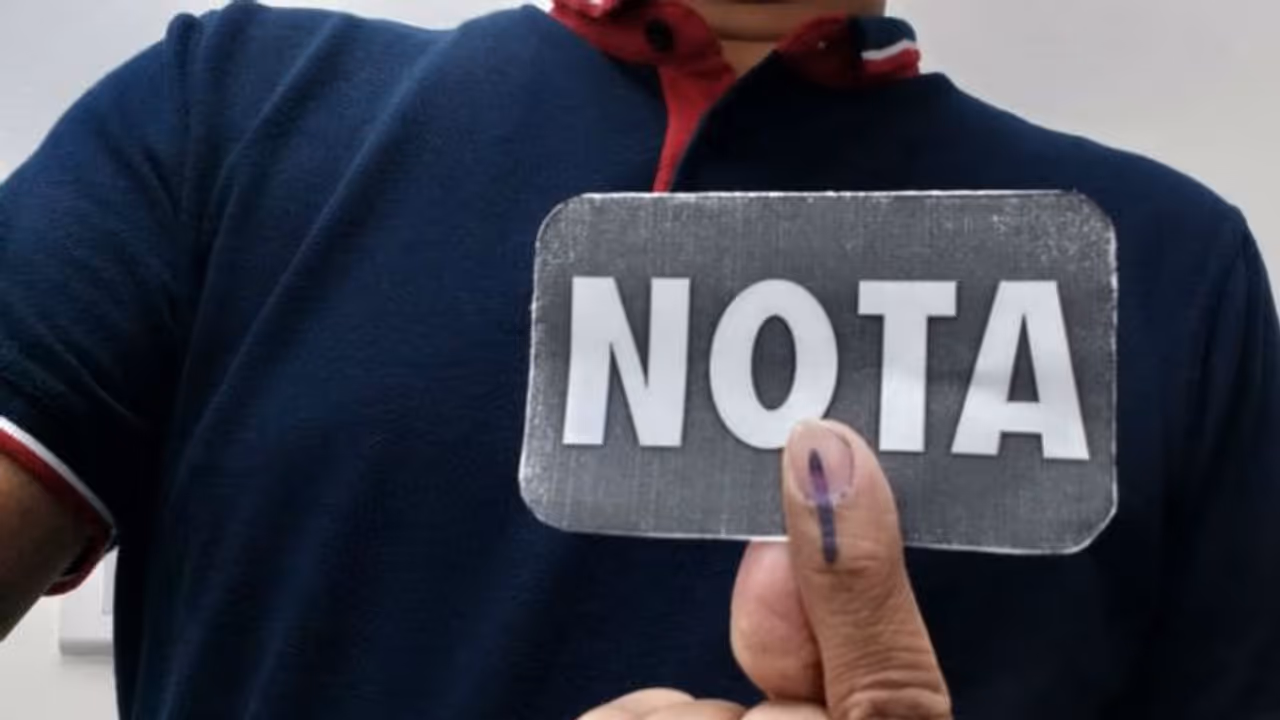 നോട്ടയ്ക്ക് വോട്ടിടാൻ കോൺഗ്രസ് ആഹ്വാനം; പെട്ടിയിൽ വീണത് 2.18 ലക്ഷം വോട്ടുകൾ, ഒപ്പം രണ്ടാം സ്ഥാനവും നോട്ടയ്ക്ക് വോട്ടിടാൻ കോൺഗ്രസ് ആഹ്വാനം; പെട്ടിയിൽ വീണത് 2.18 ലക്ഷം വോട്ടുകൾ, ഒപ്പം രണ്ടാം സ്ഥാനവും