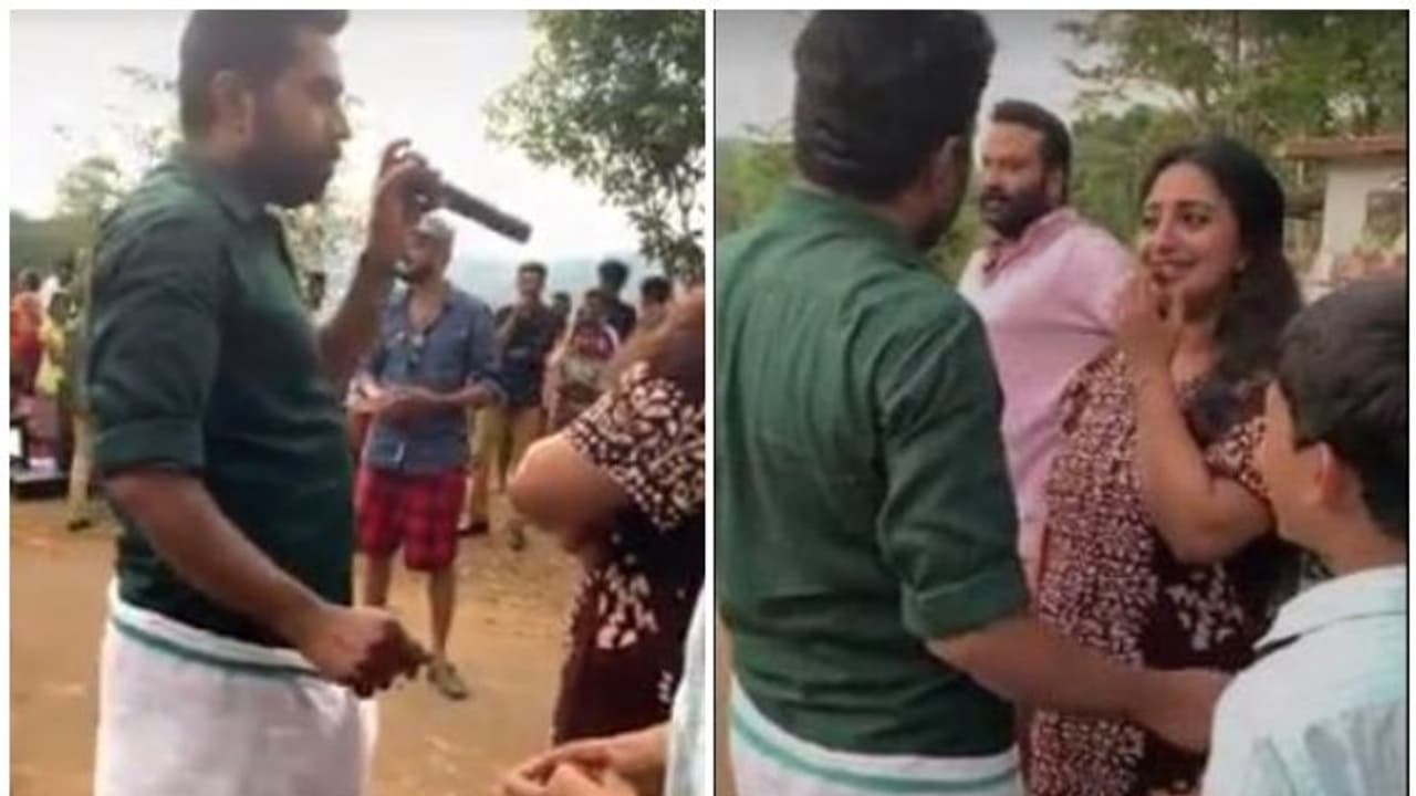 'അളിയാ അറബിക്കടലോരം പാട്; ഞാന് പാടില്ല നീ പാട്'; സുരാജിന്റെയും ടിനിടോമിന്റെയും വീഡിയോ സൂപ്പര് ഹിറ്റ് 'അളിയാ അറബിക്കടലോരം പാട്; ഞാന് പാടില്ല നീ പാട്'; സുരാജിന്റെയും ടിനിടോമിന്റെയും വീഡിയോ സൂപ്പര് ഹിറ്റ്