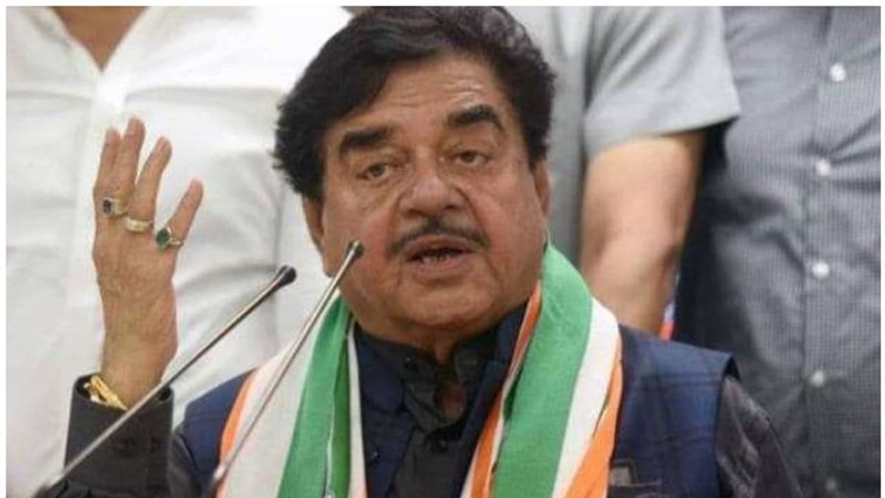 മൗലാനാ ആസാദ് മുഹമ്മദാലി ജിന്നയായി; പ്രസംഗിച്ച് വെട്ടില്വീണ് ശത്രുഘന് സിന്ഹ മൗലാനാ ആസാദ് മുഹമ്മദാലി ജിന്നയായി; പ്രസംഗിച്ച് വെട്ടില്വീണ് ശത്രുഘന് സിന്ഹ